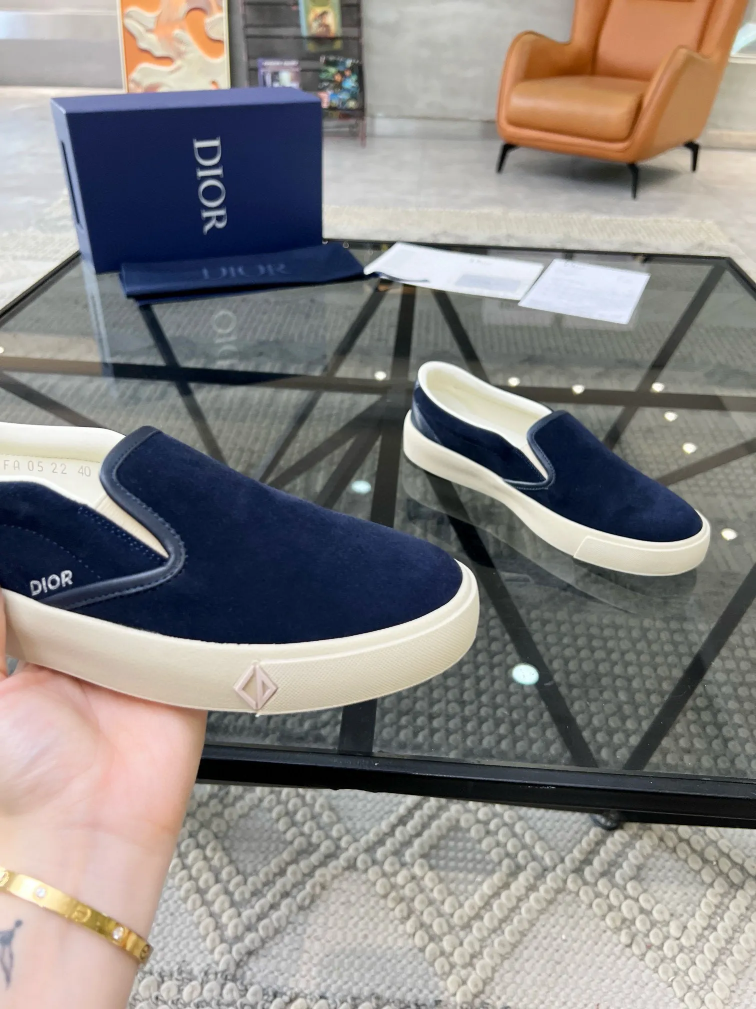 Factory price: 380💰D 🔍Top purchasing agent🇮🇹 Dior's super popular sneakers, popular sneakers, new products are synchronized with the counters. The uppers are imported cowhide from Italy. It is perfectly reproduced with complex craftsmanship that is a must-have for fashionistas. Imported soft water-dyed cowhide lining and foot pads Sole: The original sole is specially provided by the original factory, the exclusive movable molded sole is super comfortable, the original factory follows the order, 🔍🔍high quality, you can enter and exit the counter at will, welcome to compare, the code number is 39-44 (38 45 can be ordered)